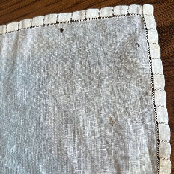 Bundle of six vintage white/cream cotton tatted or lace handkerchiefs - Picture 8 of 8